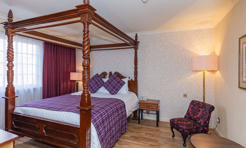 Mercure, Tunbridge Wells Hotel - four poster bed Mercure, Tunbridge Wells Hotel - four poster bed