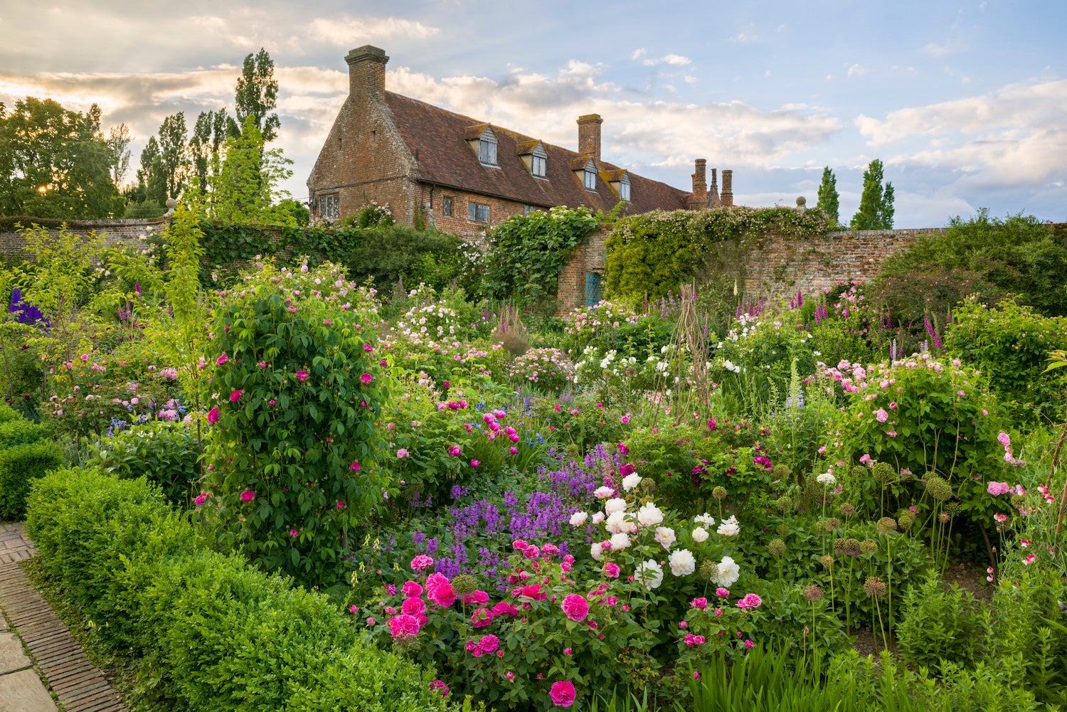 sissinghurst-castle-garden Sissinghurst Garden blooming with an abundance of pink, purple and white flowers