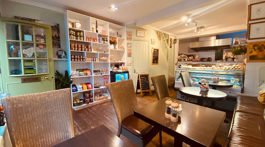 inside-casa-da-claudia Small restaurant interior