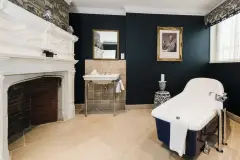 Hever Castle b&b bathroom