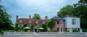 The Queen's Inn exterior